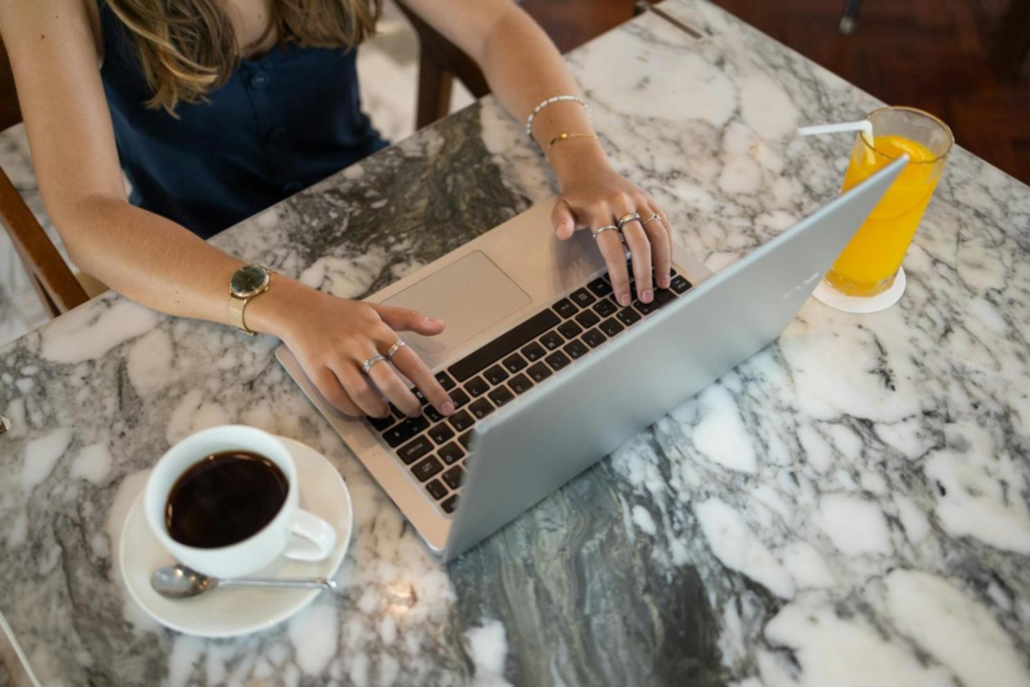 Finanzanalyst bei der Arbeitskapitalauswertung am Computer mit Diagrammen und Berechnungen